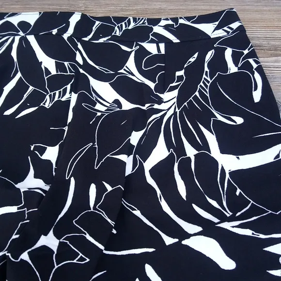 New Rafaella Black &amp; White Hawaiian Stretchy Shorts