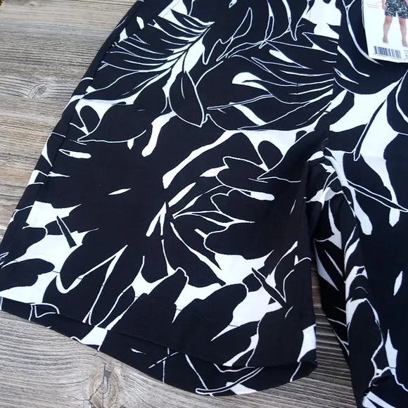 New Rafaella Black &amp; White Hawaiian Stretchy Shorts