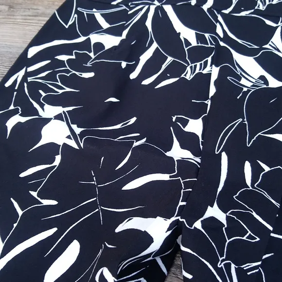 New Rafaella Black &amp; White Hawaiian Stretchy Shorts