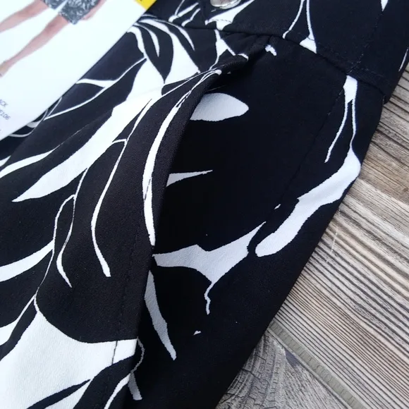New Rafaella Black &amp; White Hawaiian Stretchy Shorts