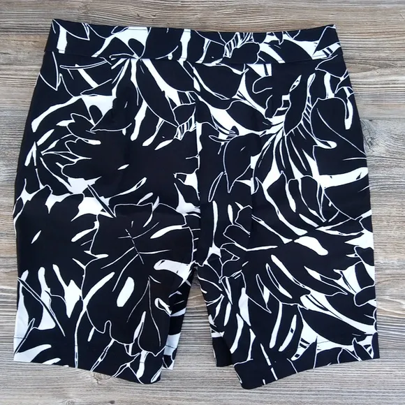 New Rafaella Black &amp; White Hawaiian Stretchy Shorts