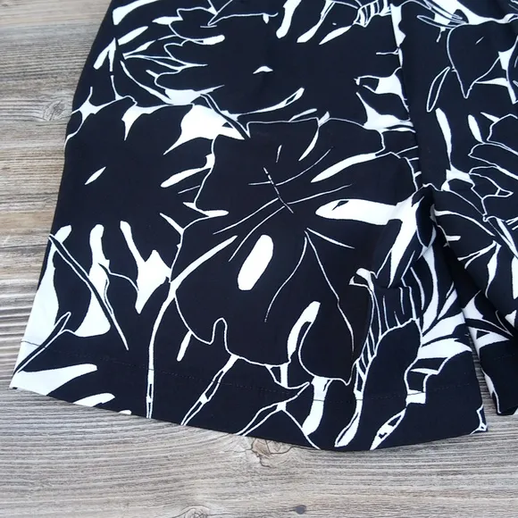 New Rafaella Black &amp; White Hawaiian Stretchy Shorts